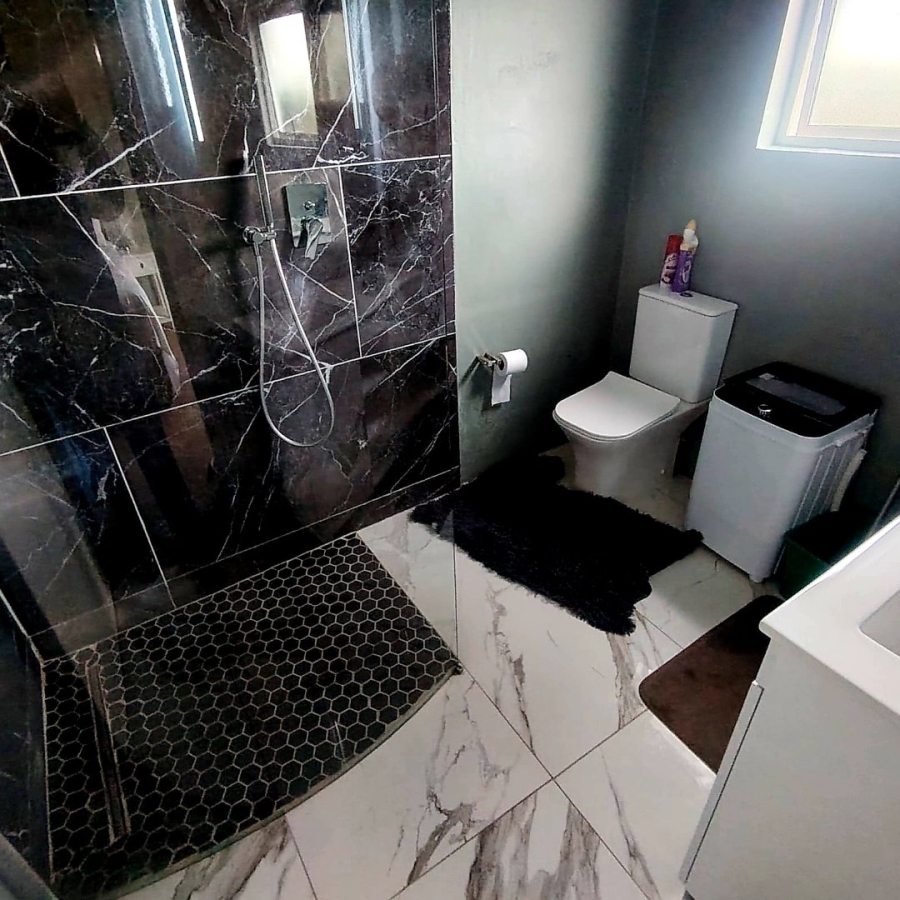 5 Bedroom Property for Sale in Beacon Bay Eastern Cape